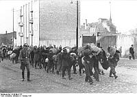 Marsz Żydów włocławskich ulicą POW- rok 1941